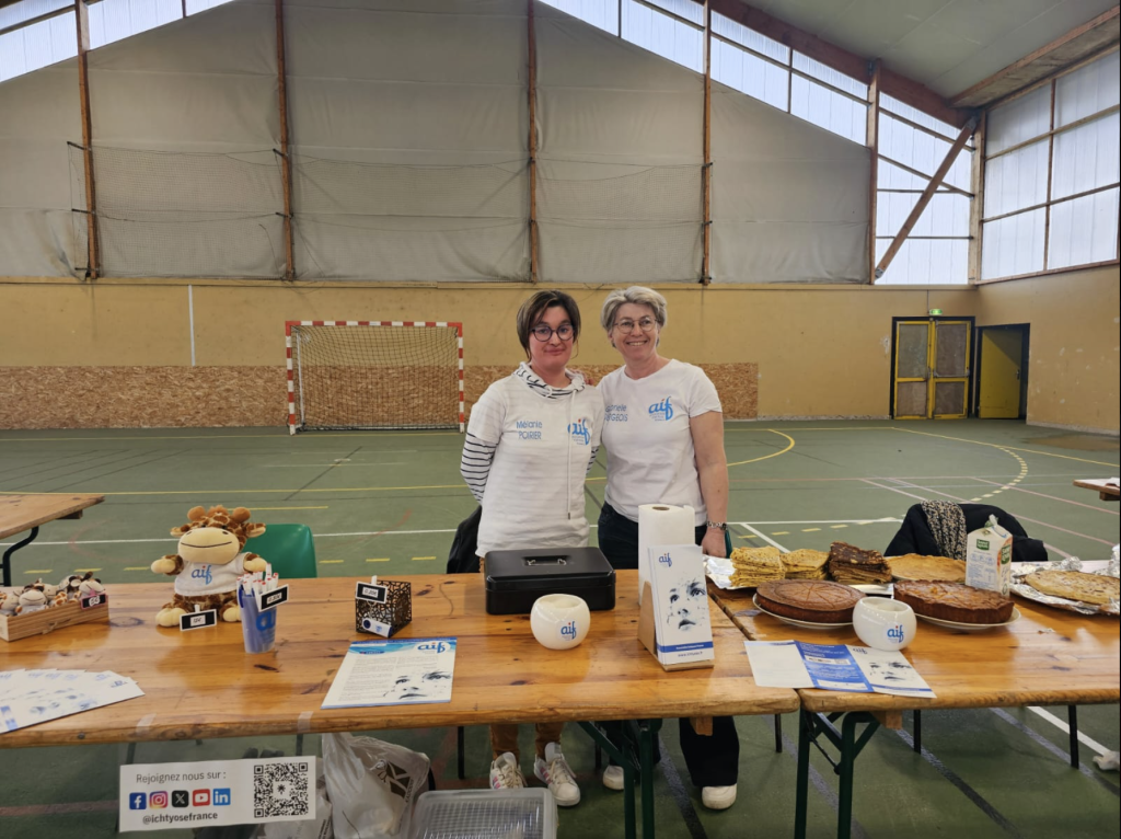Photo de deux personnes de l'équipe lors d'un évènement de l'association