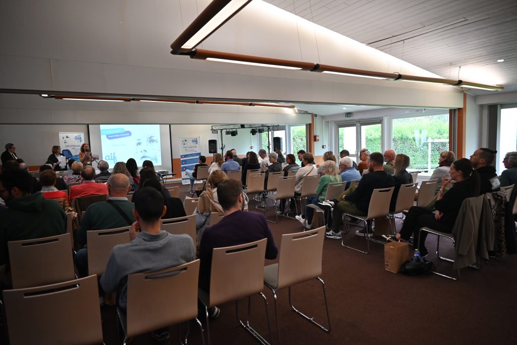 Photo d'une salle lors d'un assemblée générale